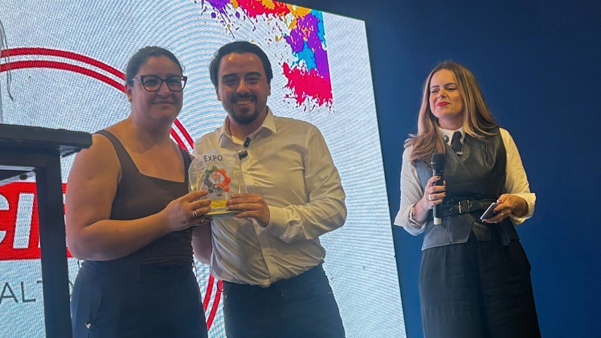Sócios da Dealcore, Bruno Burian e Henrique Oliveira, recebem o prêmio de Empresa Destaque 2026 no Expo Alto Tietê, em Itaquaquecetuba